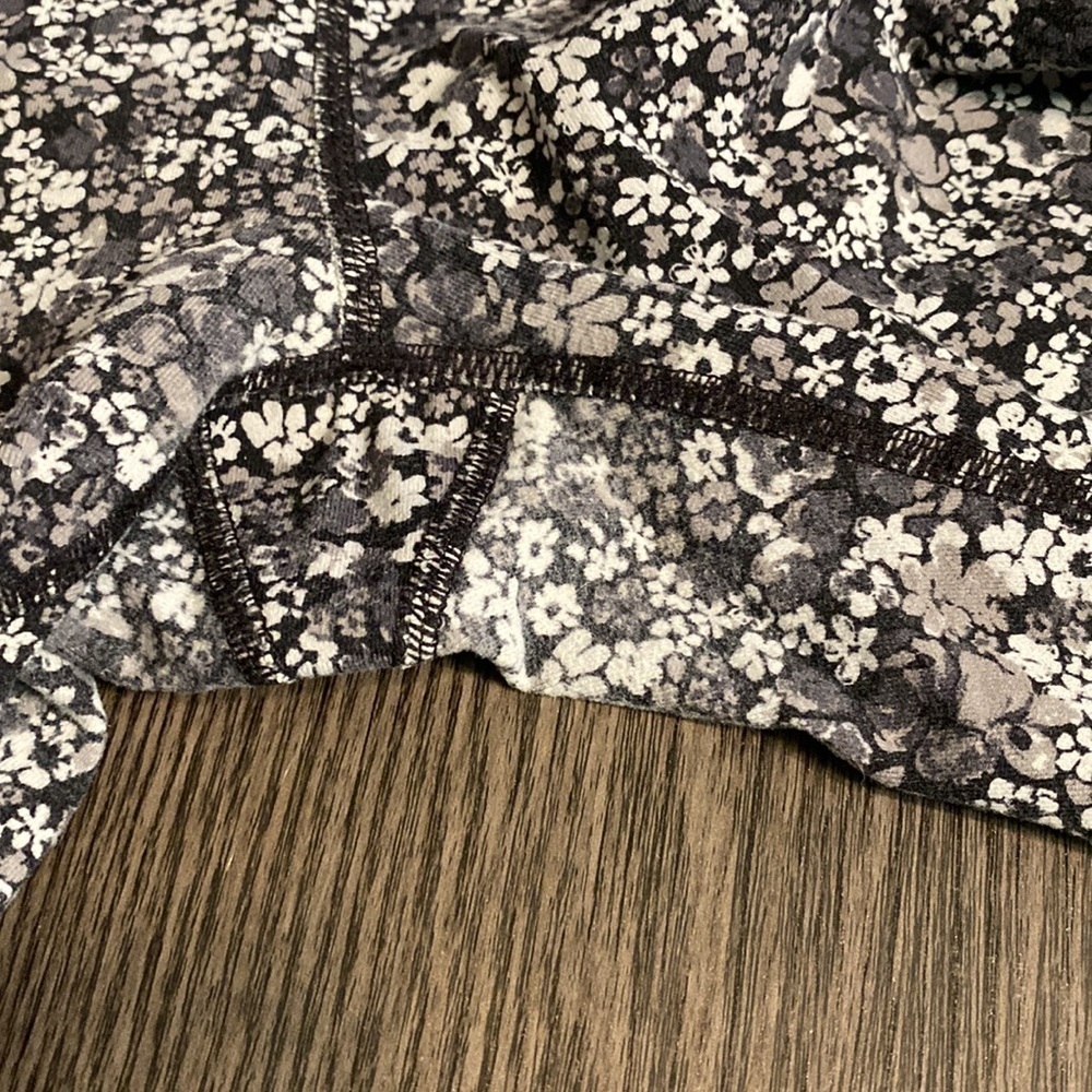Athleta crop length leggings. Sz XS. Black, gray and white floral pattern - Picture 7 of 14
